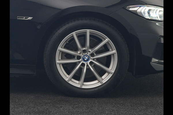 BMW 3 Serie Touring 320e Luxury Line Facelift PHEV Dealer O.H. | Trekhaak Af Fabriek | Panodak | Head Up | Adaptive Cruise | 360 Camera | Lederen Sportstoelen Verwarmd | Sfeerverlichting | Apple Carplay | Keyless | Widescreen Navi | DAB | Plug In Hybrid