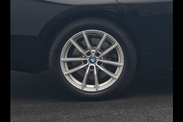 BMW 3 Serie Touring 320e Luxury Line Facelift PHEV Dealer O.H. | Trekhaak Af Fabriek | Panodak | Head Up | Adaptive Cruise | 360 Camera | Lederen Sportstoelen Verwarmd | Sfeerverlichting | Apple Carplay | Keyless | Widescreen Navi | DAB | Plug In Hybrid