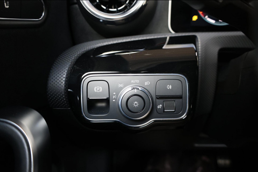 Mercedes-Benz A-Klasse 180 AMG Line BTW/LED/VIRTUAL/PANO/HALF LEER+ALCANTARA+S.VERWARMIN/18"LMV/CAM/ACC/ECC/12 MDN GARANTIE!