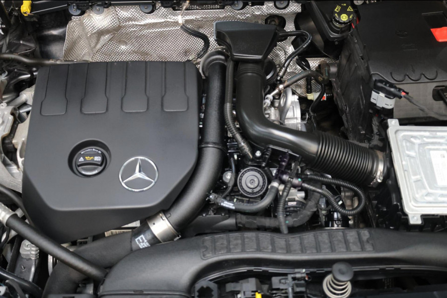 Mercedes-Benz A-Klasse 180 AMG Line BTW/LED/VIRTUAL/PANO/HALF LEER+ALCANTARA+S.VERWARMIN/18"LMV/CAM/ACC/ECC/12 MDN GARANTIE!