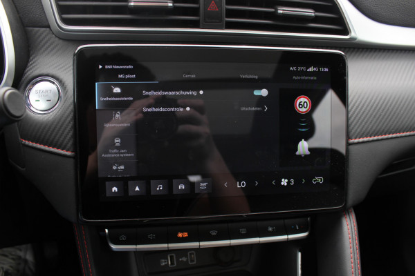 MG Mg zs ev EV Long Range Luxury 70 kWh / Panoramadak / Camera / Leder / CarPlay / Keyless / 17'' / Stoelverwarming / Dodehoek / DAB / ACC