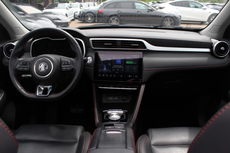 MG Mg zs ev EV Long Range Luxury 70 kWh / Trekhaak / Panoramadak / Camera / Leder / CarPlay / Keyless / 17'' / Stoelverwarming / Dodehoek / DAB / ACC