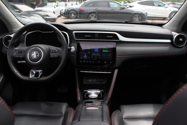 MG Mg zs ev EV Long Range Luxury 70 kWh / Trekhaak / Panoramadak / Camera / Leder / CarPlay / Keyless / 17'' / Stoelverwarming / Dodehoek / DAB / ACC