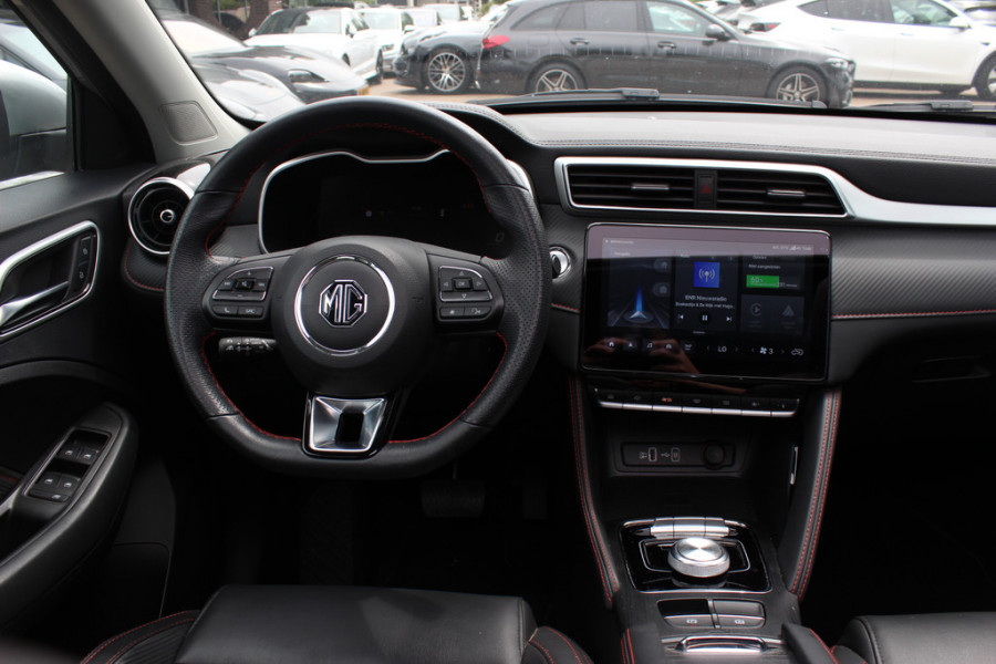 MG Mg zs ev EV Long Range Luxury 70 kWh / Trekhaak / Panoramadak / Camera / Leder / CarPlay / Keyless / 17'' / Stoelverwarming / Dodehoek / DAB / ACC