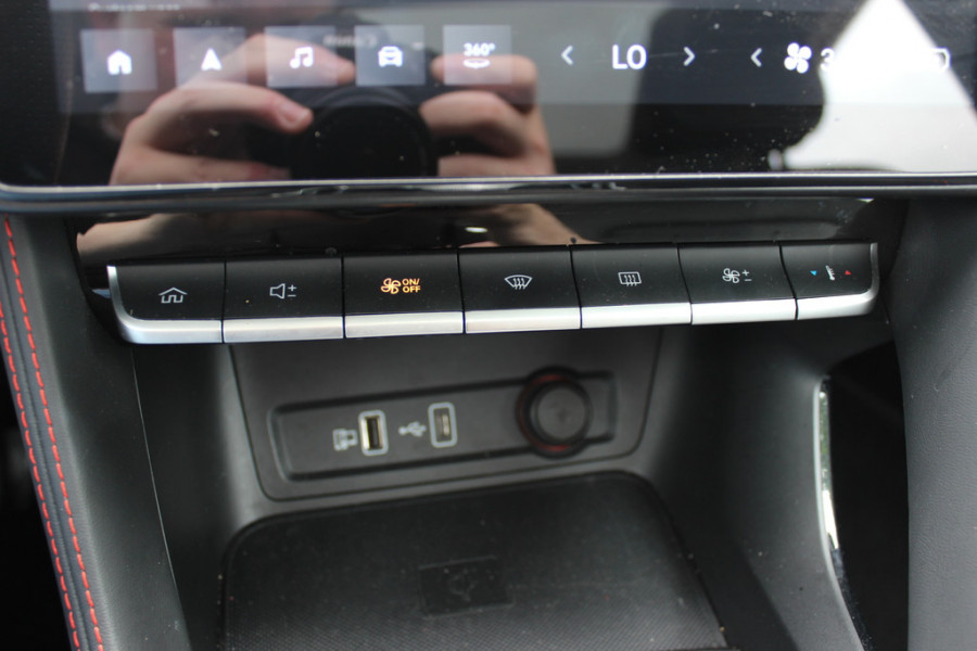 MG Mg zs ev EV Long Range Luxury 70 kWh / Trekhaak / Panoramadak / Camera / Leder / CarPlay / Keyless / 17'' / Stoelverwarming / Dodehoek / DAB / ACC