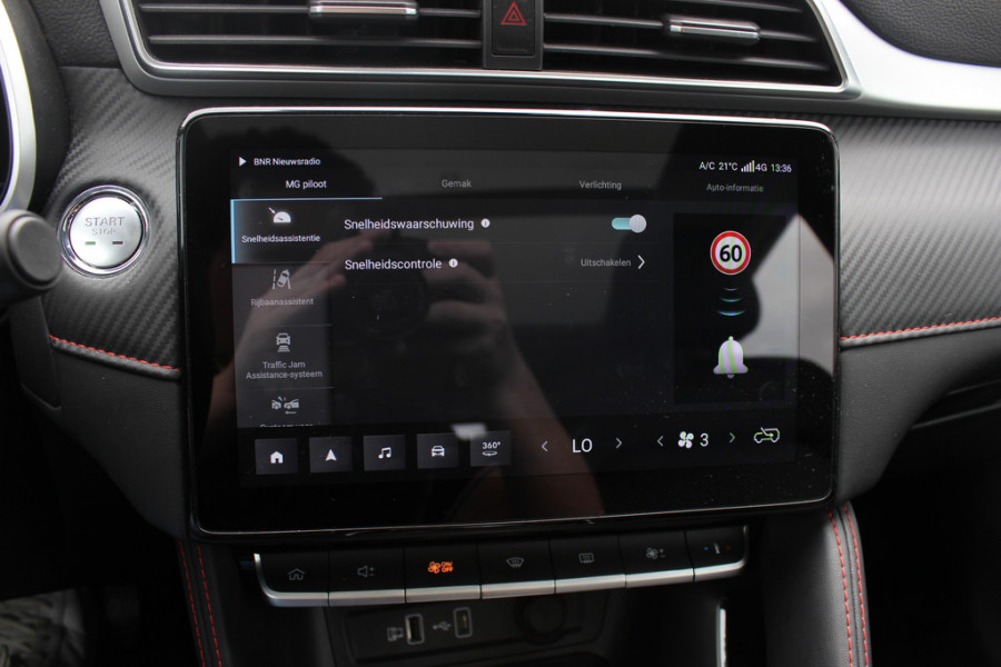 MG Mg zs ev EV Long Range Luxury 70 kWh / Trekhaak / Panoramadak / Camera / Leder / CarPlay / Keyless / 17'' / Stoelverwarming / Dodehoek / DAB / ACC