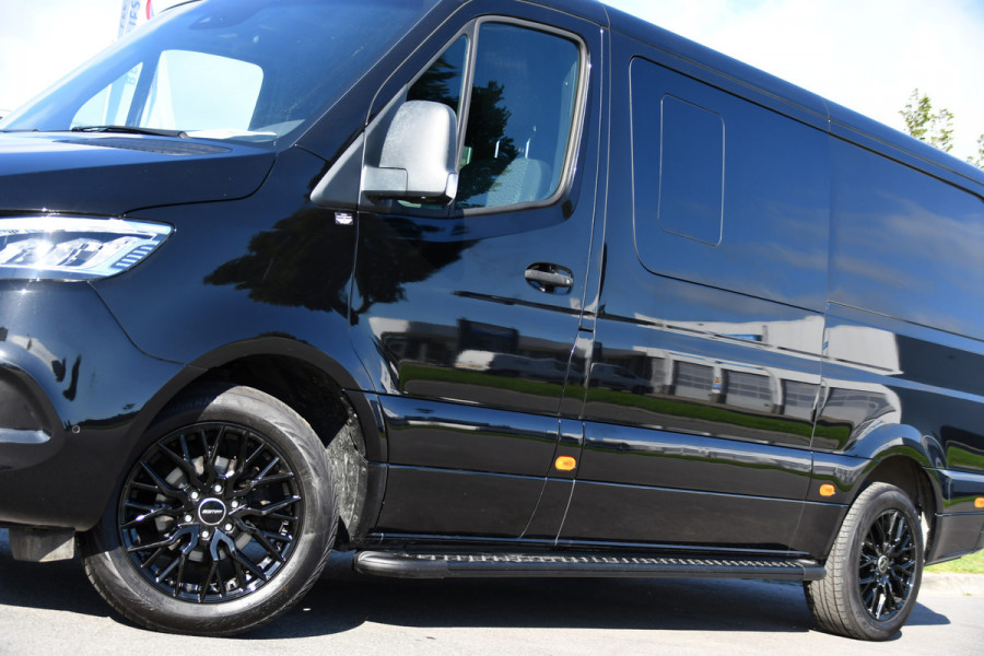 Mercedes-Benz Sprinter 319 3.0 CDI L2H1 DC Black Edition FULL OPTIONS! 360 Camera, Adaptieve Cruise, LED, 2 x Stoelverwarming, Standkacel, Autmaat, 10,5'' Mbux, Sensoren, Uniek!