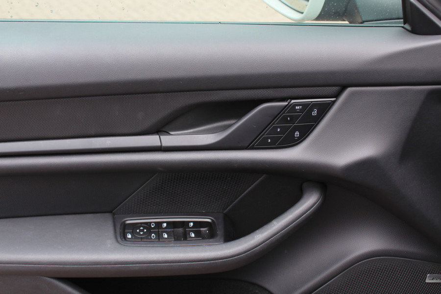 Porsche Taycan Sport Turismo 93 kWh / Panoramadak / 360Camera / Passenger Display / Luchtvering / 21'' / Adaptieve Stoelen / CarPlay / Keyless / Bose / Stoel+Stuurverwarming / Dodehoek / ACC