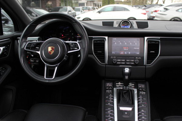 Porsche Macan 2.0 / Panoramadak / Camera / Luchtvering / Sportdesign+Chrono / 21'' / Adaptieve stoelen / CarPlay / Bose / DAB / Stoelverwarming / ACC