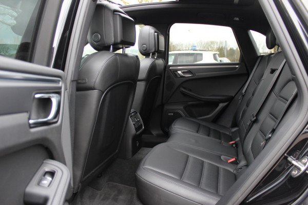 Porsche Macan 2.0 / Panoramadak / Camera / Luchtvering / Sportdesign+Chrono / 21'' / Adaptieve stoelen / CarPlay / Bose / DAB / Stoelverwarming / ACC