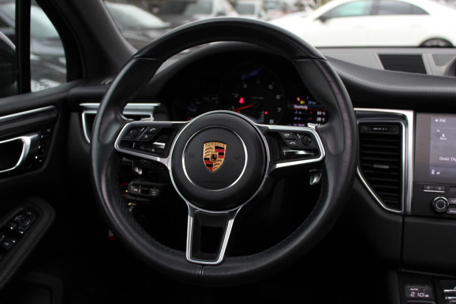 Porsche Macan 2.0 / Panoramadak / Camera / Luchtvering / Sportdesign+Chrono / 21'' / Adaptieve stoelen / CarPlay / Bose / DAB / Stoelverwarming / ACC