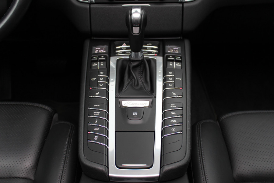 Porsche Macan 2.0 / Panoramadak / Camera / Luchtvering / Sportdesign+Chrono / 21'' / Adaptieve stoelen / CarPlay / Bose / DAB / Stoelverwarming / ACC
