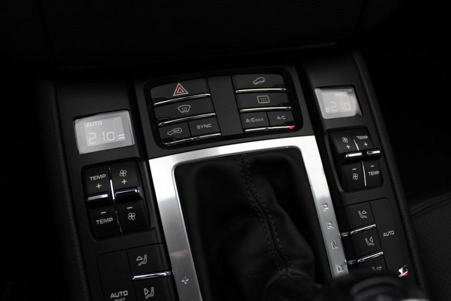 Porsche Macan 2.0 / Panoramadak / Camera / Luchtvering / Sportdesign+Chrono / 21'' / Adaptieve stoelen / CarPlay / Bose / DAB / Stoelverwarming / ACC