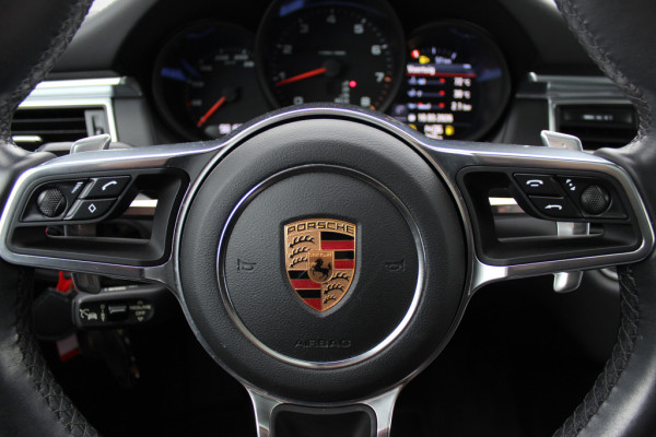 Porsche Macan 2.0 / Panoramadak / Camera / Luchtvering / Sportdesign+Chrono / 21'' / Adaptieve stoelen / CarPlay / Bose / DAB / Stoelverwarming / ACC