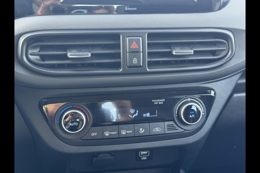 Hyundai i10 1.0 Comfort | Apple Carplay/Android Auto, Camera, Stoel + Stuurverwarming, Cruise, Climate, DAB |