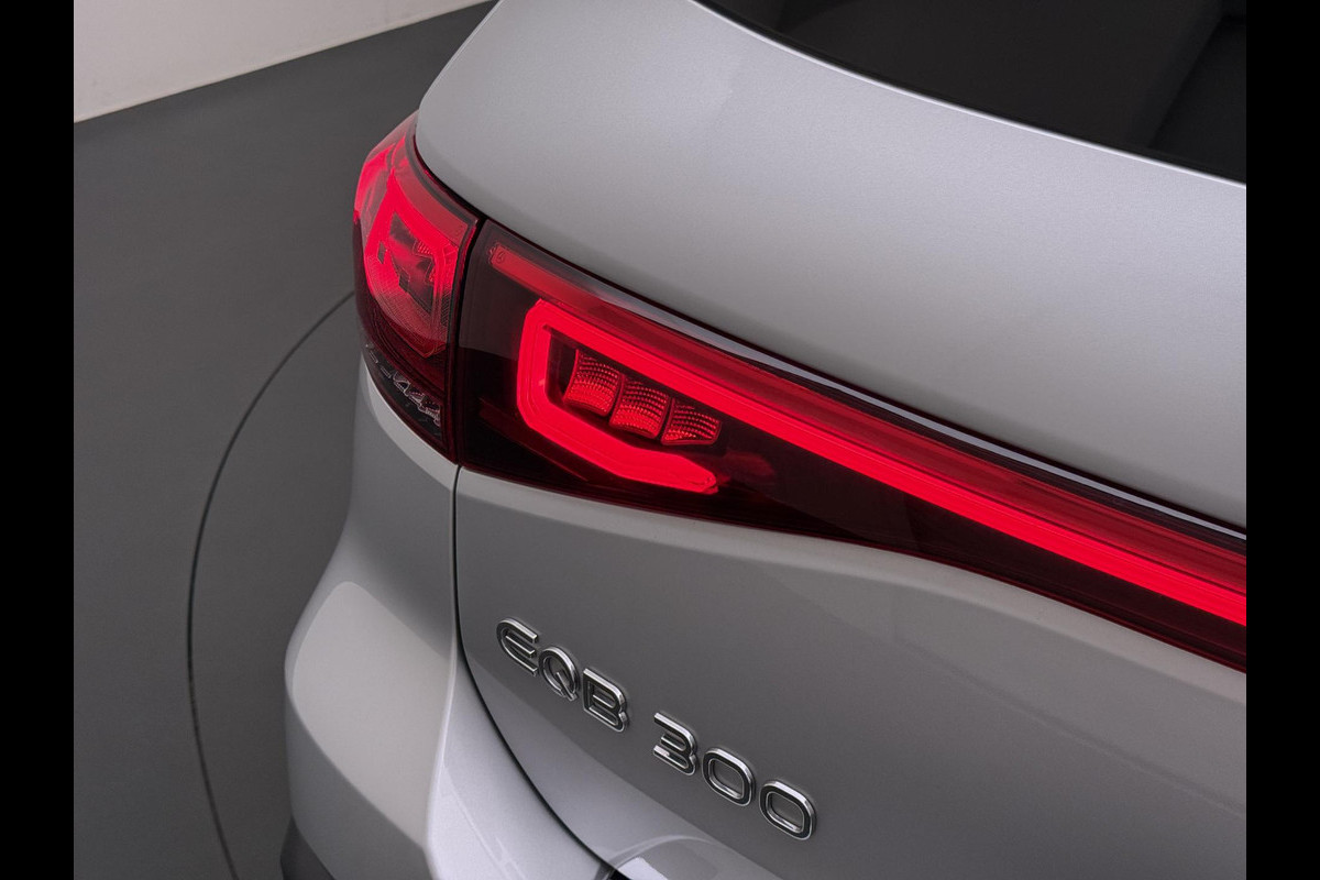 Mercedes-Benz EQB 300 4MATIC AMG Line 7p. 67 kWh SOH 98% | NIGHT PAKKET | 360 CAMERA| 7 PERSOONS | RIJKLAAR + 12 MND BOVAG GARANTIE | STOEL VERWARMING | DODE HOEK |