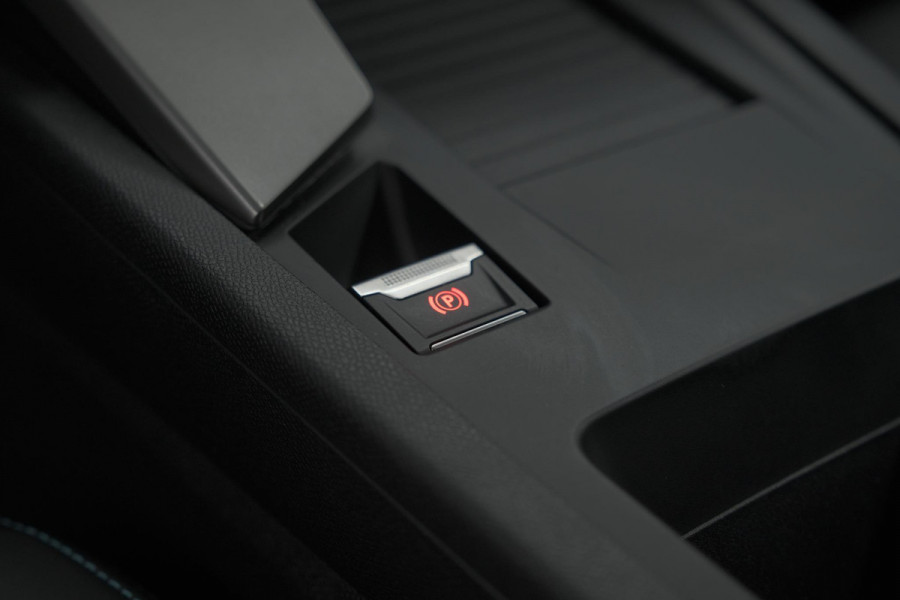 Peugeot 408 1.6 HYbrid 225 EAT8 Allure | Adaptieve Cruise Control | Camera | 19 Inch Lichtmetalen Velgen