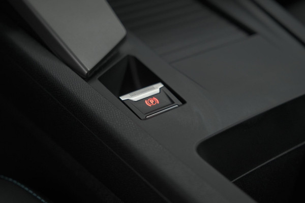 Peugeot 408 1.6 HYbrid 225 EAT8 Allure | Adaptieve Cruise Control | Camera | 19 Inch Lichtmetalen Velgen