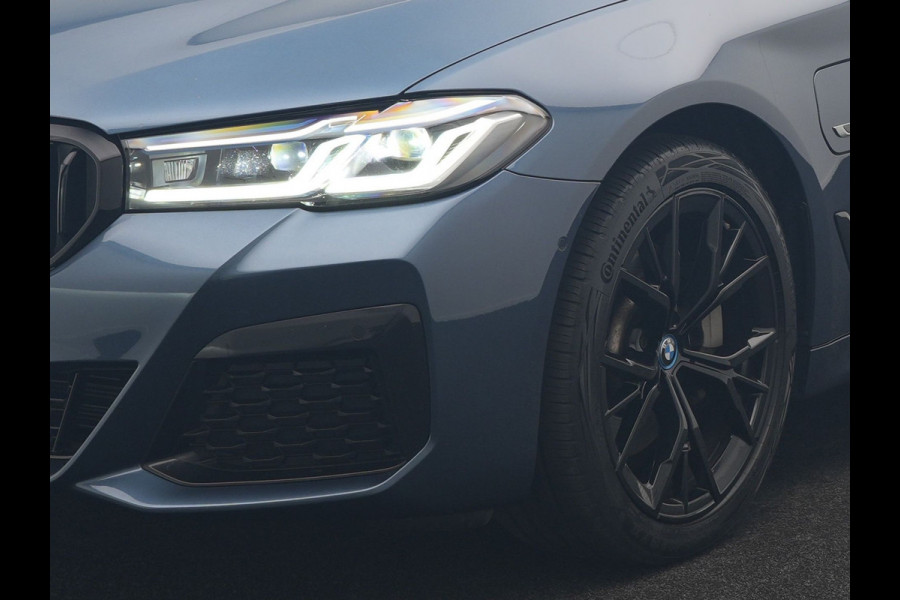 BMW 5 Serie Touring 530e M Sport PHEV 293pk Dealer O.H. | Active Steering | Trekhaak Af Fabriek | Panodak | Head Up | Adaptive Cruise | Adaptief Onderstel | Camera | Laser LED | Lederen Comfortstoelen Memory & Verwarmd | Sfeerverlichting | Blis |  Plug In Hybrid |