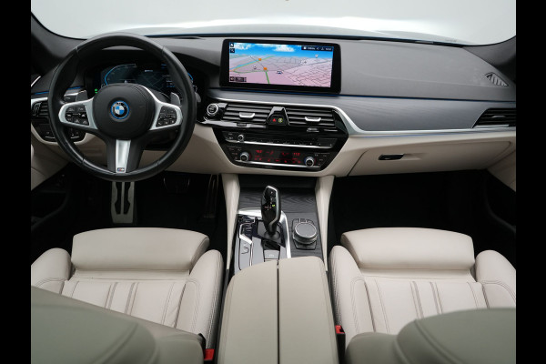BMW 5 Serie Touring 530e M Sport PHEV 293pk Dealer O.H. | Active Steering | Trekhaak Af Fabriek | Panodak | Head Up | Adaptive Cruise | Adaptief Onderstel | Camera | Laser LED | Lederen Comfortstoelen Memory & Verwarmd | Sfeerverlichting | Blis |  Plug In Hybrid |