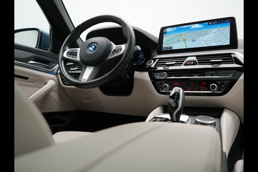 BMW 5 Serie Touring 530e M Sport PHEV 293pk Dealer O.H. | Active Steering | Trekhaak Af Fabriek | Panodak | Head Up | Adaptive Cruise | Adaptief Onderstel | Camera | Laser LED | Lederen Comfortstoelen Memory & Verwarmd | Sfeerverlichting | Blis |  Plug In Hybrid |