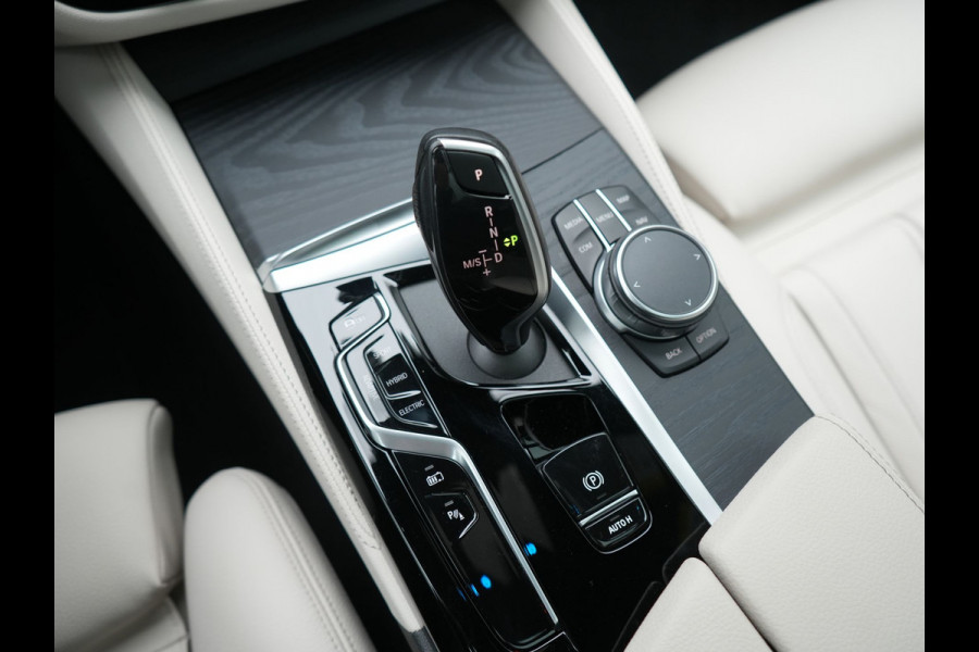 BMW 5 Serie Touring 530e M Sport PHEV 293pk Dealer O.H. | Active Steering | Trekhaak Af Fabriek | Panodak | Head Up | Adaptive Cruise | Adaptief Onderstel | Camera | Laser LED | Lederen Comfortstoelen Memory & Verwarmd | Sfeerverlichting | Blis |  Plug In Hybrid |