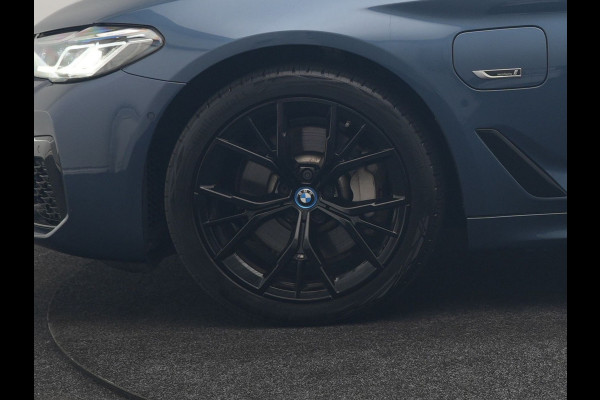 BMW 5 Serie Touring 530e M Sport PHEV 293pk Dealer O.H. | Active Steering | Trekhaak Af Fabriek | Panodak | Head Up | Adaptive Cruise | Adaptief Onderstel | Camera | Laser LED | Lederen Comfortstoelen Memory & Verwarmd | Sfeerverlichting | Blis |  Plug In Hybrid |