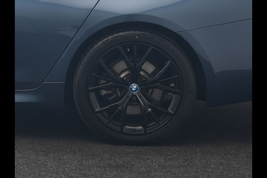 BMW 5 Serie Touring 530e M Sport PHEV 293pk Dealer O.H. | Active Steering | Trekhaak Af Fabriek | Panodak | Head Up | Adaptive Cruise | Adaptief Onderstel | Camera | Laser LED | Lederen Comfortstoelen Memory & Verwarmd | Sfeerverlichting | Blis |  Plug In Hybrid |