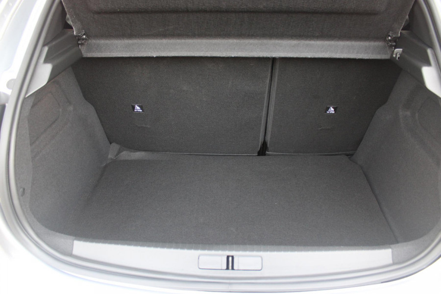 Peugeot 208 1.2 Hybrid 110PK AUTOMAAT GT | CAMERA VOOR + ACHTER | NAVIGATIE | DRAADLOZE APPLE CARPLAY/ANDROID AUTO | FULL LED KOPLAMPEN | LICHTMETALEN VELGEN 17" | DODEHOEK DETECTIE | DRAADLOZE TELEFOONLADER | KEYLESS ENTRY/START | DAB+ RADIO | ADAPTIVE CRUISE CONTROL | CLIMATE CONTROL | SFEERVERLICHTING |