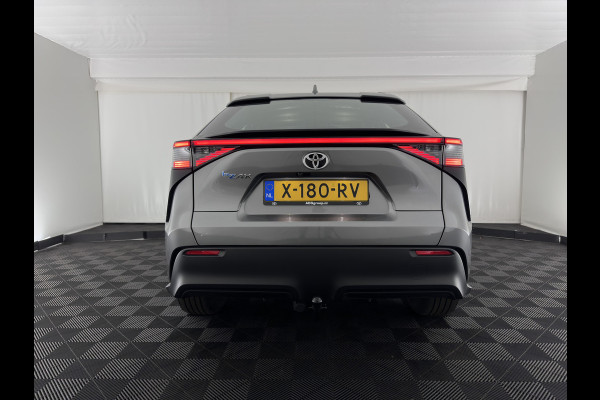 Toyota Bz4x Business 71 kWh (3-Fase-11kW) {SoH-88%} (INCL.BTW) *FULL-LED | ADAPTIVE-CRUISE | CAMERA | NAVI-FULLMAP | KEYLESS | ECC | PDC | 18''ALU | TOWBAR*