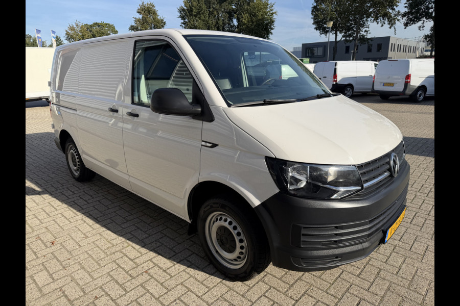 Volkswagen Transporter 2.0 TDI 115pk L1H1 Comfortline / euro 6 / bpm vrij / vaste prijs rijklaar € 11.950 ex btw / lease vanaf € 201 / airco / apple carplay / android auto / trekhaak / achteruit rijcamera !
