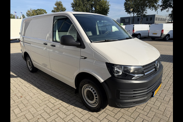 Volkswagen Transporter 2.0 TDI 115pk L1H1 Comfortline / euro 6 / bpm vrij / vaste prijs rijklaar € 11.950 ex btw / lease vanaf € 201 / airco / apple carplay / android auto / trekhaak / achteruit rijcamera !