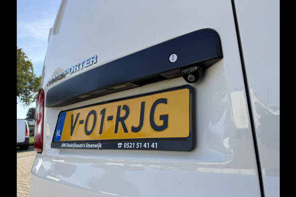 Volkswagen Transporter 2.0 TDI 115pk L1H1 Comfortline / euro 6 / bpm vrij / vaste prijs rijklaar € 11.950 ex btw / lease vanaf € 201 / airco / apple carplay / android auto / trekhaak / achteruit rijcamera !