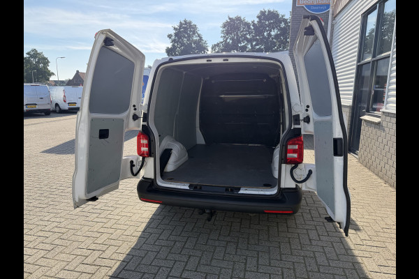 Volkswagen Transporter 2.0 TDI 115pk L1H1 Comfortline / euro 6 / bpm vrij / vaste prijs rijklaar € 11.950 ex btw / lease vanaf € 201 / airco / apple carplay / android auto / trekhaak / achteruit rijcamera !