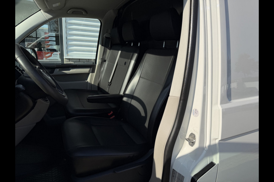 Volkswagen Transporter 2.0 TDI 115pk L1H1 Comfortline / euro 6 / bpm vrij / vaste prijs rijklaar € 11.950 ex btw / lease vanaf € 201 / airco / apple carplay / android auto / trekhaak / achteruit rijcamera !