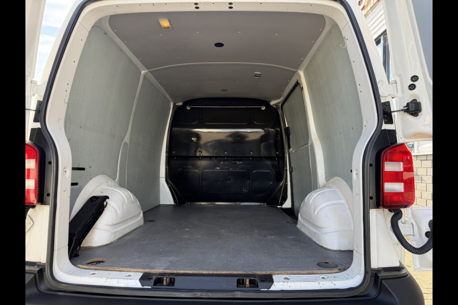 Volkswagen Transporter 2.0 TDI 115pk L1H1 Comfortline / euro 6 / bpm vrij / vaste prijs rijklaar € 11.950 ex btw / lease vanaf € 201 / airco / apple carplay / android auto / trekhaak / achteruit rijcamera !