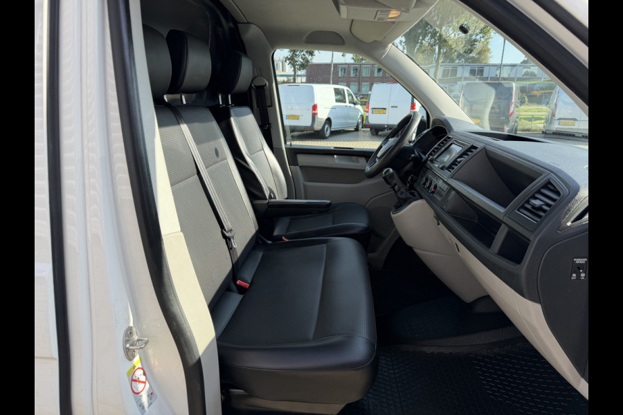 Volkswagen Transporter 2.0 TDI 115pk L1H1 Comfortline / euro 6 / bpm vrij / vaste prijs rijklaar € 11.950 ex btw / lease vanaf € 201 / airco / apple carplay / android auto / trekhaak / achteruit rijcamera !