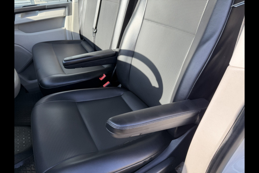 Volkswagen Transporter 2.0 TDI 115pk L1H1 Comfortline / euro 6 / bpm vrij / vaste prijs rijklaar € 11.950 ex btw / lease vanaf € 201 / airco / apple carplay / android auto / trekhaak / achteruit rijcamera !