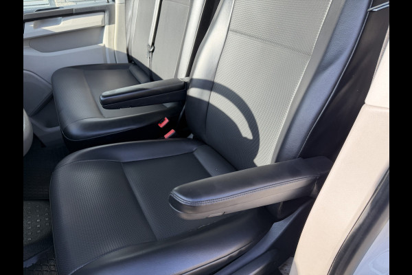 Volkswagen Transporter 2.0 TDI 115pk L1H1 Comfortline / euro 6 / bpm vrij / vaste prijs rijklaar € 11.950 ex btw / lease vanaf € 201 / airco / apple carplay / android auto / trekhaak / achteruit rijcamera !