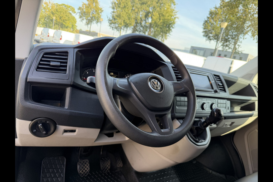 Volkswagen Transporter 2.0 TDI 115pk L1H1 Comfortline / euro 6 / bpm vrij / vaste prijs rijklaar € 11.950 ex btw / lease vanaf € 201 / airco / apple carplay / android auto / trekhaak / achteruit rijcamera !