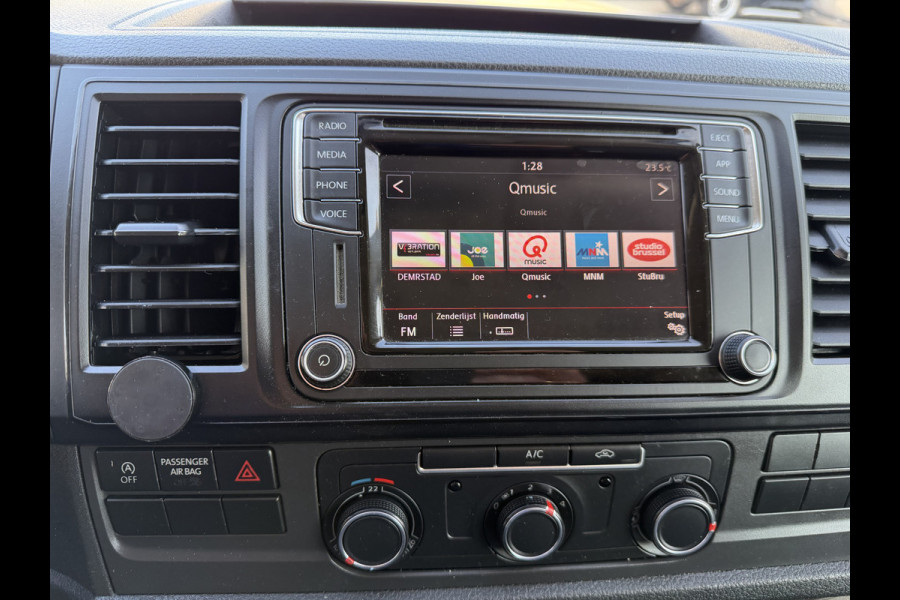 Volkswagen Transporter 2.0 TDI 115pk L1H1 Comfortline / euro 6 / bpm vrij / vaste prijs rijklaar € 11.950 ex btw / lease vanaf € 201 / airco / apple carplay / android auto / trekhaak / achteruit rijcamera !