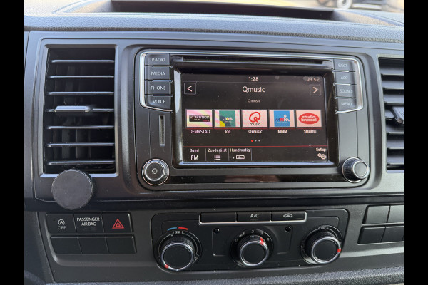 Volkswagen Transporter 2.0 TDI 115pk L1H1 Comfortline / euro 6 / bpm vrij / vaste prijs rijklaar € 11.950 ex btw / lease vanaf € 201 / airco / apple carplay / android auto / trekhaak / achteruit rijcamera !