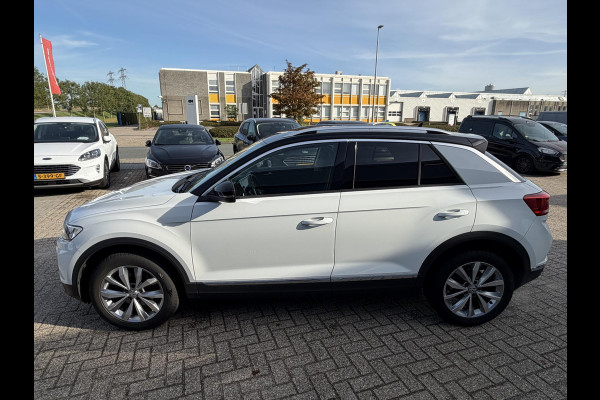 Volkswagen T-Roc 1.5 TSI Style | Trekhaak | Camera | Stoelverwarming | Cruise Control Adaptief