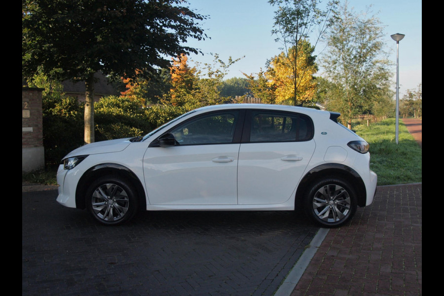 Peugeot e-208 EV Pack 50 kWh | Apple Carplay | Parkeersensoren | Navi | Cruise Control | NL-Auto |