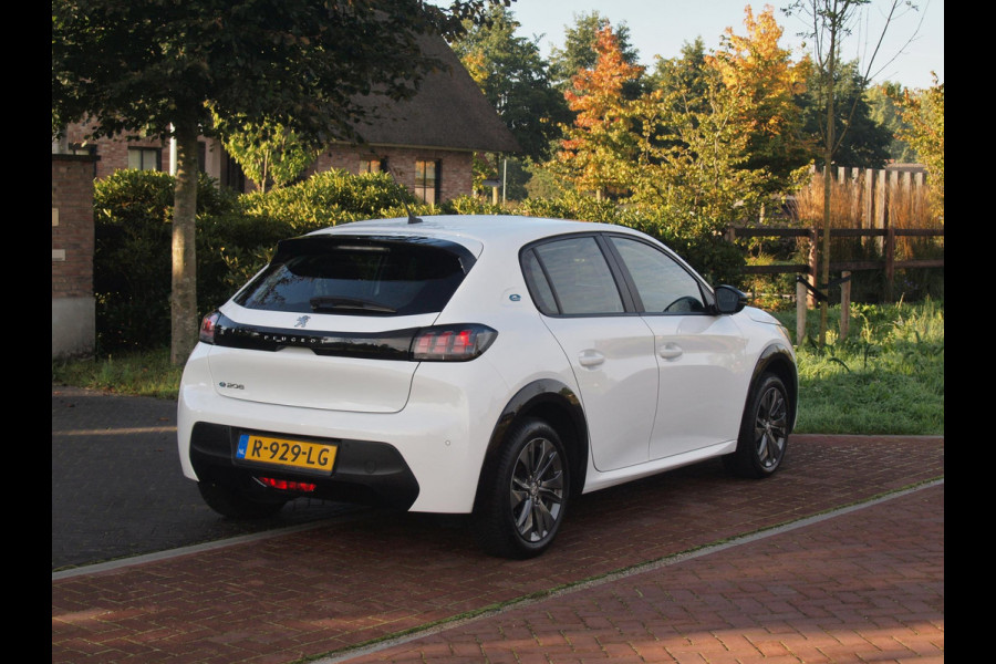 Peugeot e-208 EV Pack 50 kWh | Apple Carplay | Parkeersensoren | Navi | Cruise Control | NL-Auto |