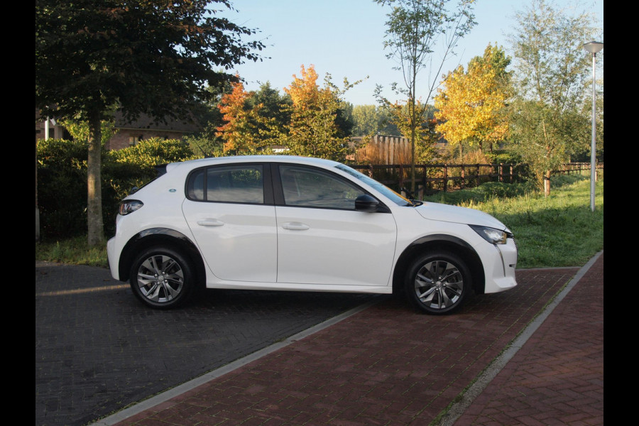 Peugeot e-208 EV Pack 50 kWh | Apple Carplay | Parkeersensoren | Navi | Cruise Control | NL-Auto |