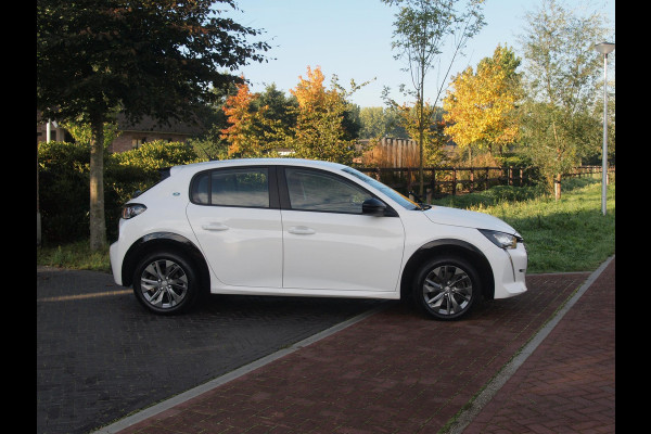 Peugeot e-208 EV Pack 50 kWh | Apple Carplay | Parkeersensoren | Navi | Cruise Control | NL-Auto |