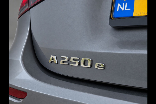 Mercedes-Benz A-Klasse 250 e Business Solution Luxury Limited, lederen sportint. Sfeerverlichting, camera, 1 e eigenaar, NL auto