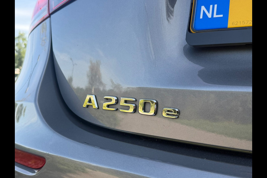 Mercedes-Benz A-Klasse 250 e Business Solution Luxury Limited, lederen sportint. Sfeerverlichting, camera, 1 e eigenaar, NL auto