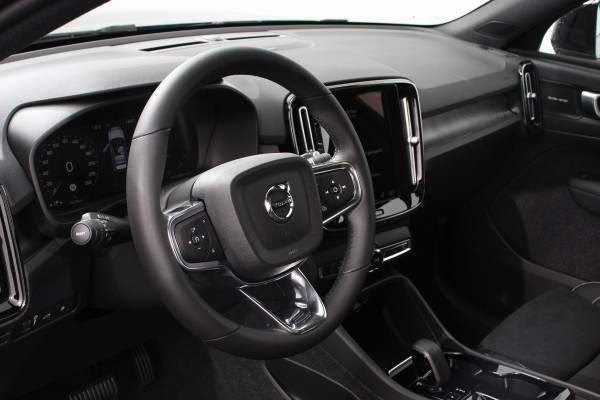 Volvo XC40 1.5 T5 Plug-in hybrid Ultimate Dark Electrische Glazen Panorama dak Navigatie Dab Led Adaptieve Cruise Control Camera Parkeer sensoren Lichtmetalen velgen